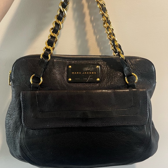 Marc Jacobs Handbags - Marc Jacobs flat chain tote leather